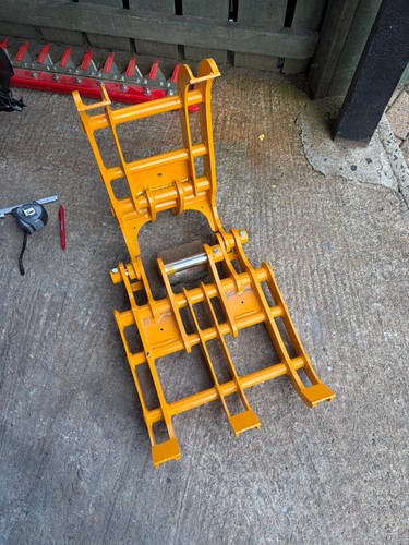 Brand new mini digger - brand, finger